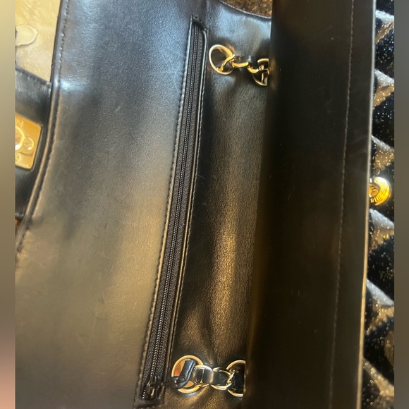 Beautiful patent Chanel bag size small - Picture 15 of 15